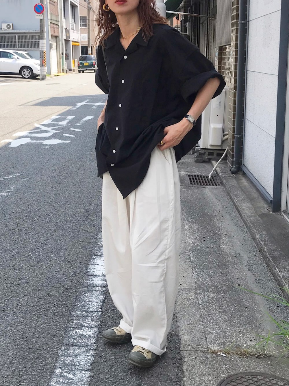 「夏コーデ、リラックススタイル、ゆるコーデ、オーバーサイズ、モノトーン、ユニセックス、レザーパンツ、オープンカラーシャツ、シャツスタイル、黒シャツ、白パンツ、personaleffectsbag、ミリタリー、yomiya、ママコーデ」｜「kleeのアイテム（シャツ/ブラウス、ブラック系）」を使った、Kumika☆さん（レディース・158cm）の夏コーディネートの2枚目の写真
