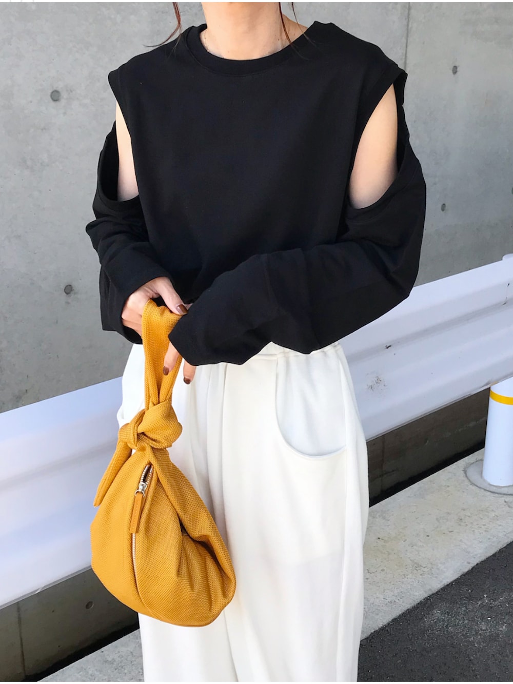 ブラック系のTシャツ/カットソー、ホワイト系のスウェットパンツ、イエロー系のハンドバッグを着用したレディースの春コーディネートの2枚目の写真