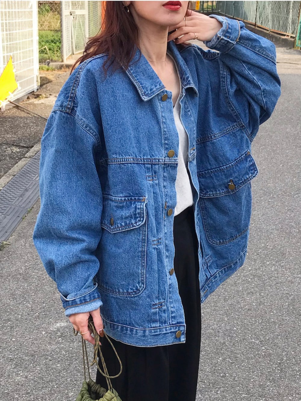 「春コーデ、オトナカジュアル、カジュアル、デニム、デニムジャケット、Vネック、Vネックニット、シンプル、古着MIX、古着、vintage、キルティングバッグ、パドルブーツ、BOTTEGA VENETA、いまどきジャケット写真」｜「kleeのアイテム（デニムジャケット、ブルー系）」を使った、Kumika☆さん（レディース・158cm）の春コーディネートの2枚目の写真