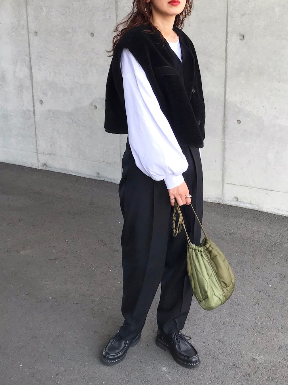 ホワイト系のTシャツ/カットソー、ブラック系のベスト、ブラック系のその他パンツを着用したレディースの秋コーディネートの2枚目の写真