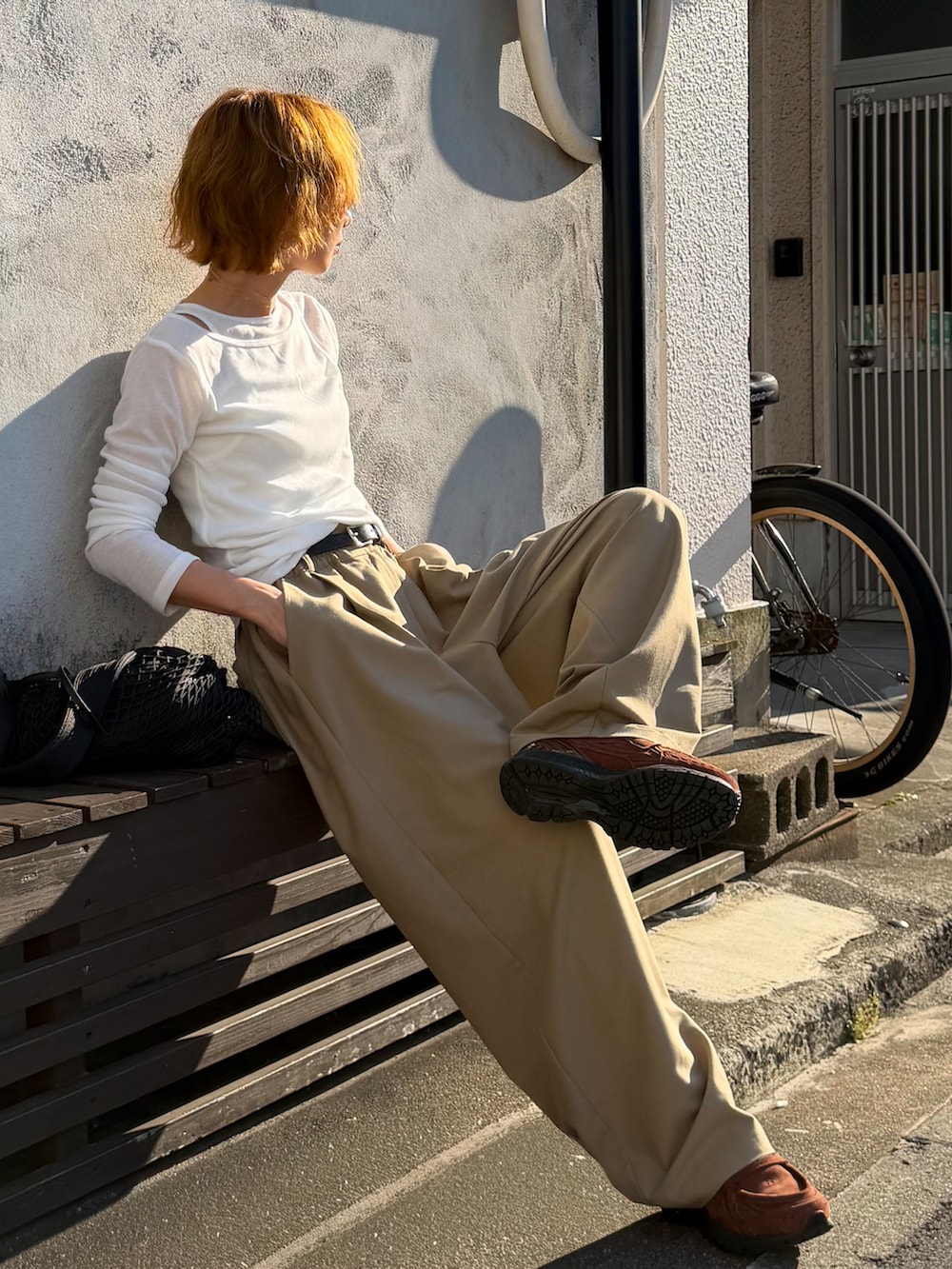 ホワイト系のTシャツ/カットソーを着用したレディースの夏コーディネートの3枚目の写真