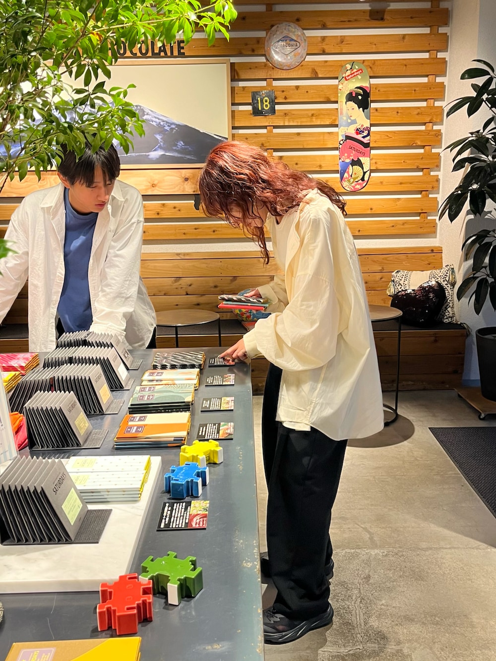 「夏コーデ、オトナカジュアル、シャツスタイル、オーバーサイズシャツ、ゆるコーデ、スラックス、着回しコーデ、古着MIX、キルティングバッグ、サンダル、HOKAONEONE、HOKA、スポサン、モノトーン、ママコーデ」｜「clotho.のアイテム（シャツ/ブラウス、ホワイト系）」を使った、Kumika☆さん（レディース・158cm）の夏コーディネートの2枚目の写真