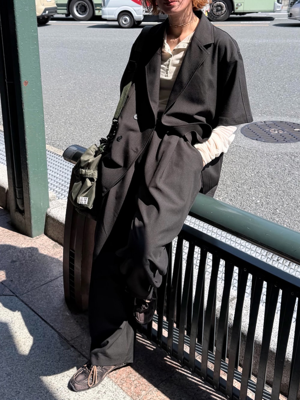 ホワイト系のTシャツ/カットソー、ブラック系のテーラードジャケット、ブラック系のスラックスを着用したレディースの春コーディネートの2枚目の写真