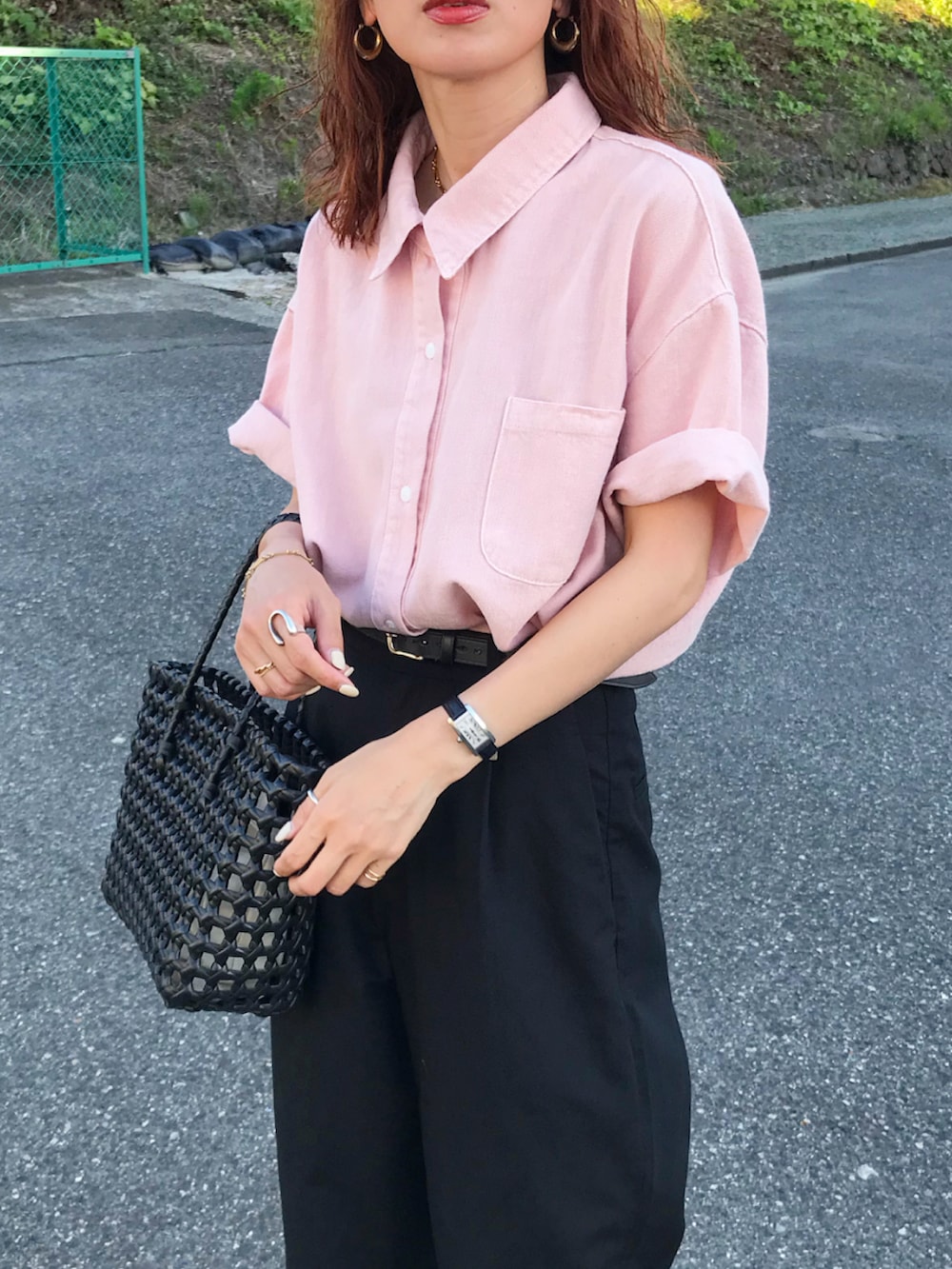 ピンク系のシャツ/ブラウス、ブラック系のパンツ、ブラック系のバッグを着用したレディースの夏コーディネートの2枚目の写真