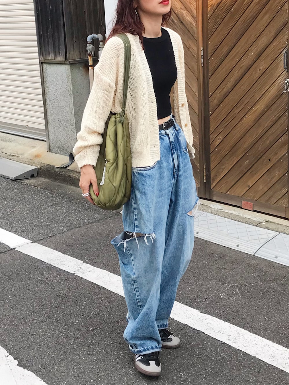 ホワイト系のカーディガン/ボレロ、ブラック系のタンクトップ、ブルー系のデニムパンツを着用したレディースの夏コーディネートの2枚目の写真