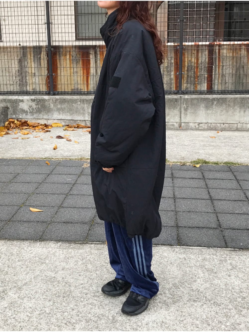 ブラック系のジャケット/アウター、ブルー系のその他パンツ、ブラック系のスニーカーを着用したレディースの冬コーディネートの2枚目の写真