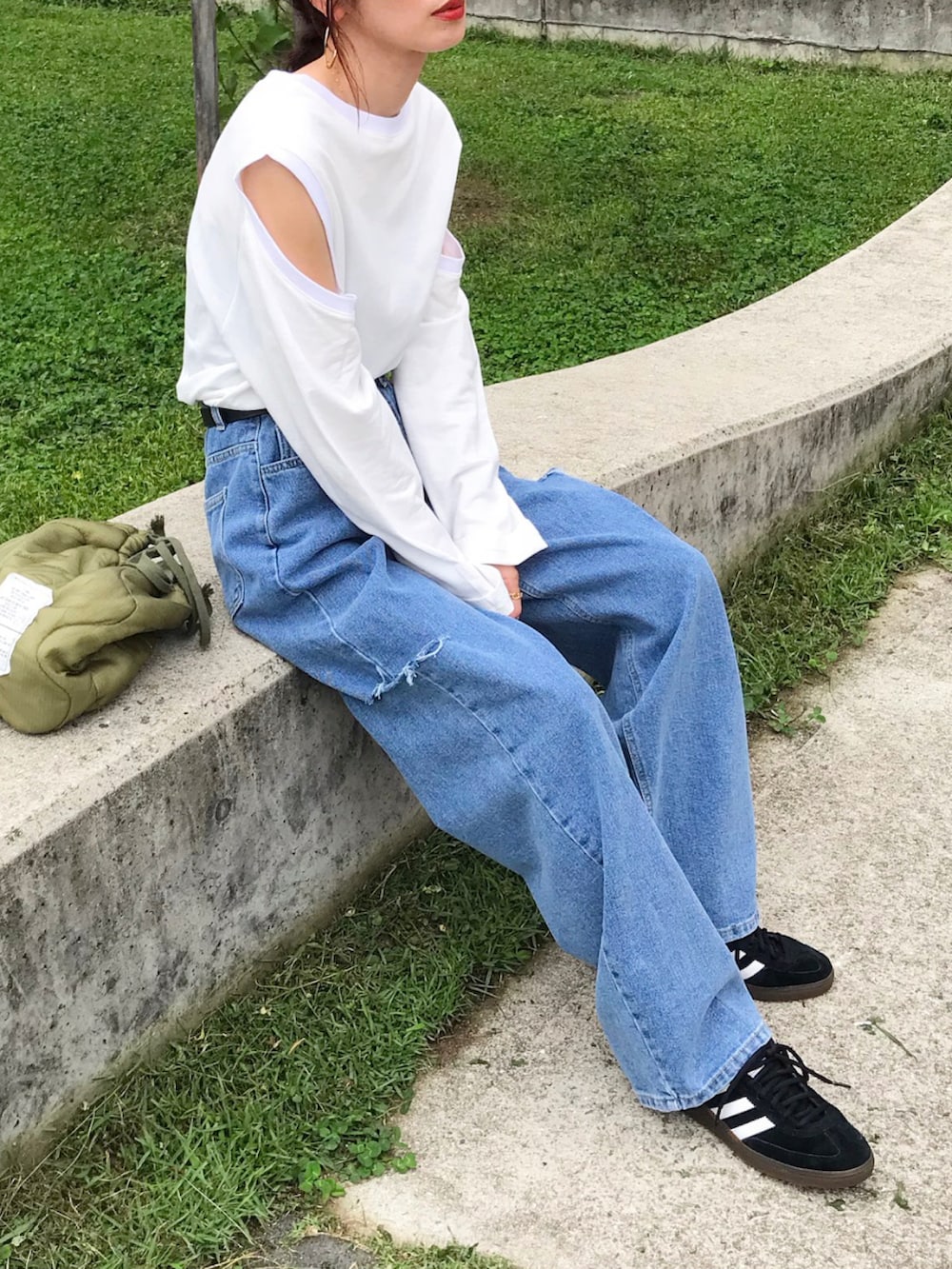 ホワイト系のTシャツ/カットソー、ブルー系のデニムパンツ、グリーン系のショルダーバッグを着用したレディースの夏コーディネートの2枚目の写真