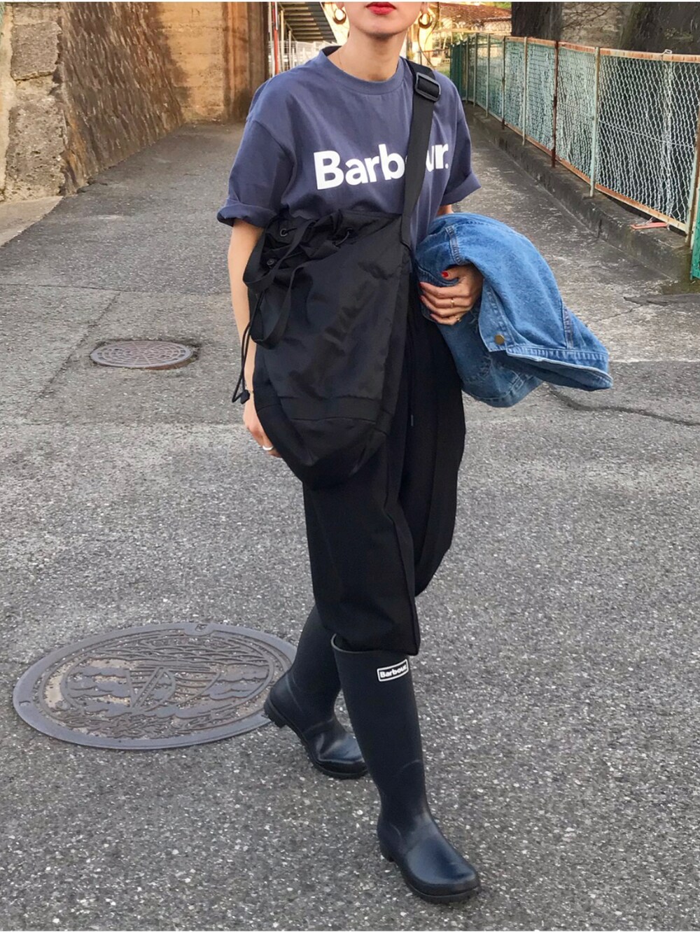 ブルー系のデニムジャケット、ブルー系のTシャツ/カットソー、ブラック系のその他パンツを着用したレディースの春コーディネートの2枚目の写真