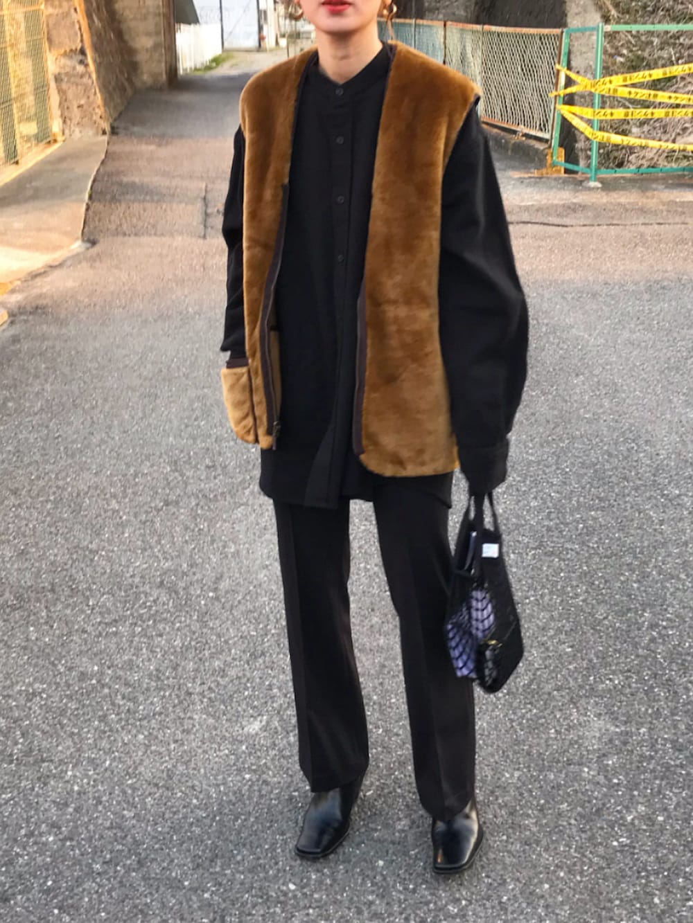 ブラック系のシャツ/ブラウス、ブラウン系のベスト、ブラック系のエコバッグ/サブバッグを着用したレディースの冬コーディネートの2枚目の写真