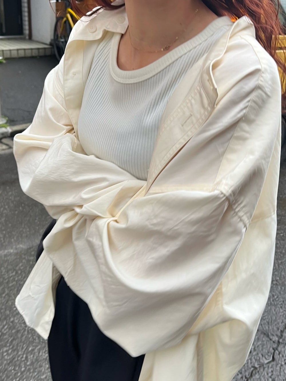 「夏コーデ、オトナカジュアル、シャツスタイル、オーバーサイズシャツ、ゆるコーデ、スラックス、着回しコーデ、古着MIX、キルティングバッグ、サンダル、HOKAONEONE、HOKA、スポサン、モノトーン、ママコーデ」｜「clotho.のアイテム（シャツ/ブラウス、ホワイト系）」を使った、Kumika☆さん（レディース・158cm）の夏コーディネートの4枚目の写真