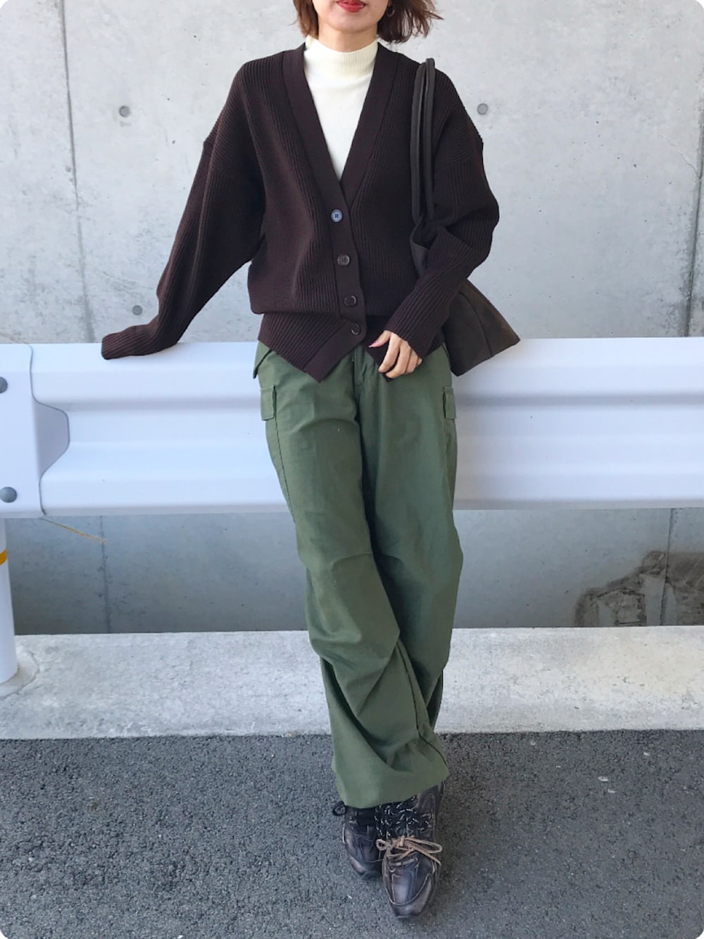 ブラウン系のカーディガン/ボレロ、グリーン系のカーゴパンツ、ブラウン系のバッグを着用したレディースの秋コーディネートの2枚目の写真