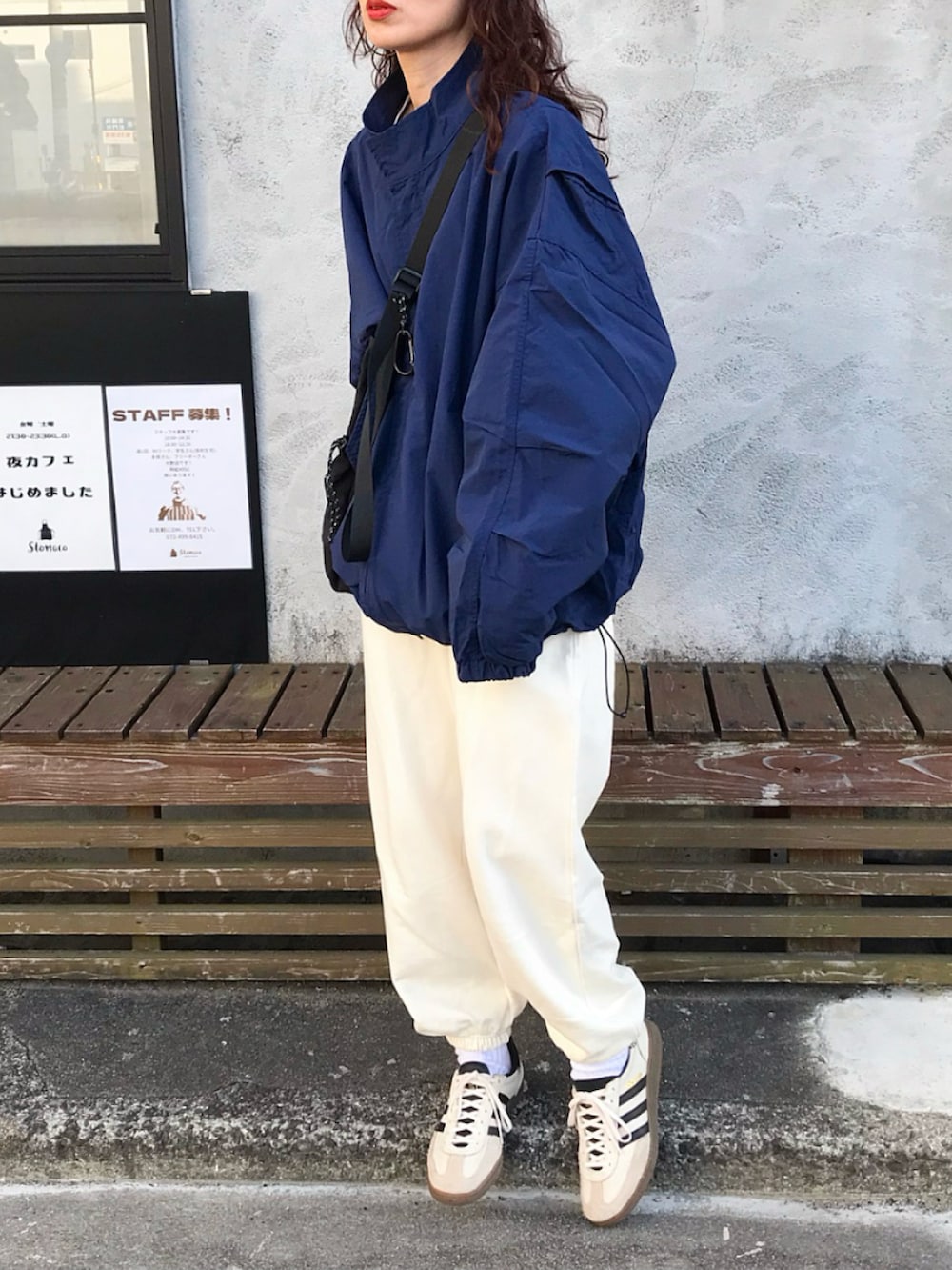 「春のおしゃ見えテクニック、春服、春コーデ、春カラー、ネイビー、ブルー、ウィンドブレーカー、ナイロンジャケット、ブルゾン、スウェットパンツ、casual、ノームコア、adidas originals、adidas spezial、ママコーデ」｜「kleeのアイテム（ナイロンジャケット、ブルー系）」を使った、Kumika☆さん（レディース・158cm）の春コーディネートの2枚目の写真