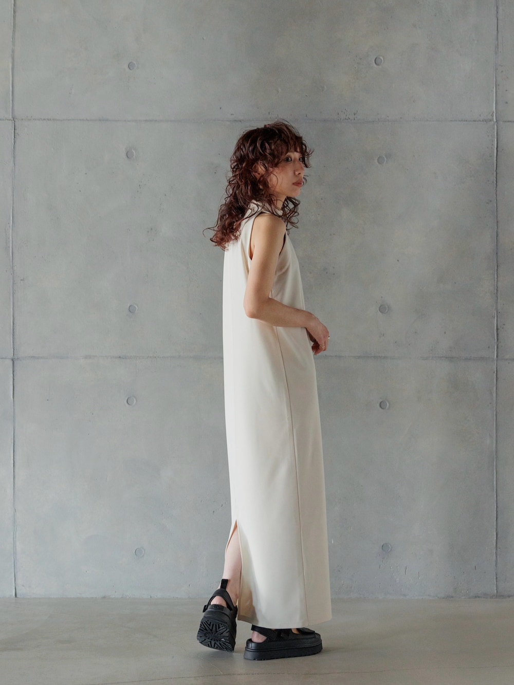 ホワイト系のワンピース、グリーン系のバッグ、ブラック系のサンダルを着用したレディースの春コーディネートの2枚目の写真