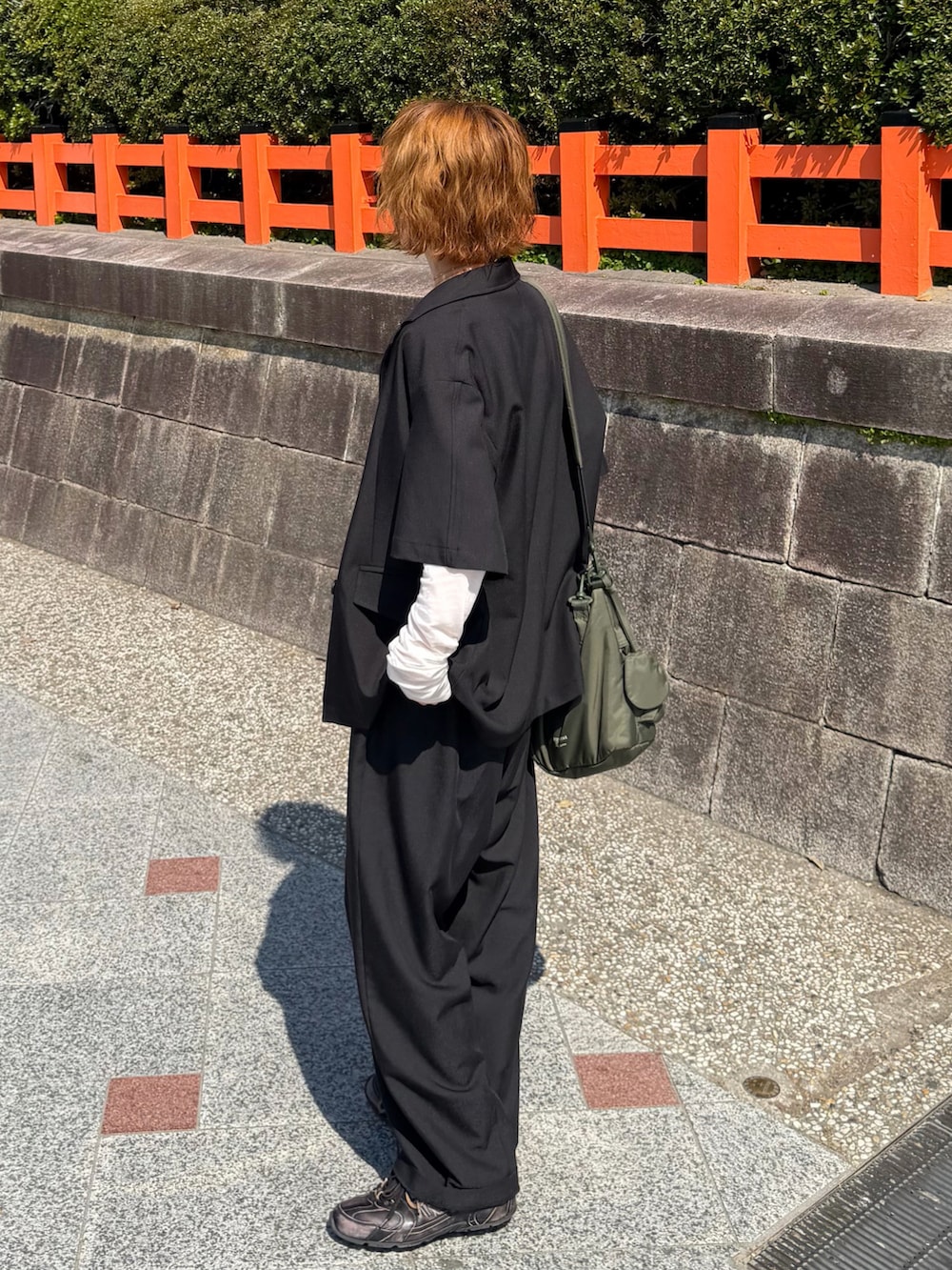 ホワイト系のTシャツ/カットソー、ブラック系のテーラードジャケット、ブラック系のスラックスを着用したレディースの春コーディネートの3枚目の写真