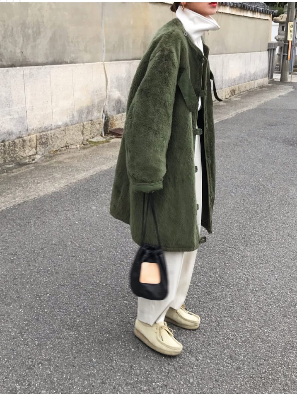 グリーン系のジャケット/アウター、ホワイト系のスウェット、ホワイト系のパンツを着用したレディースの冬コーディネートの2枚目の写真