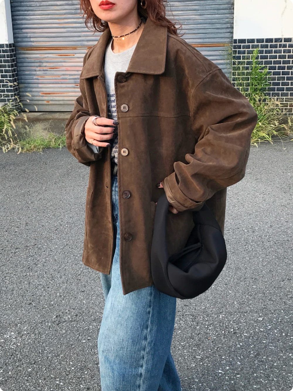 ブラック系のハンドバッグ、ブラウン系のモカシン/デッキシューズ、グレー系のTシャツ/カットソーを着用したレディースの秋コーディネートの4枚目の写真