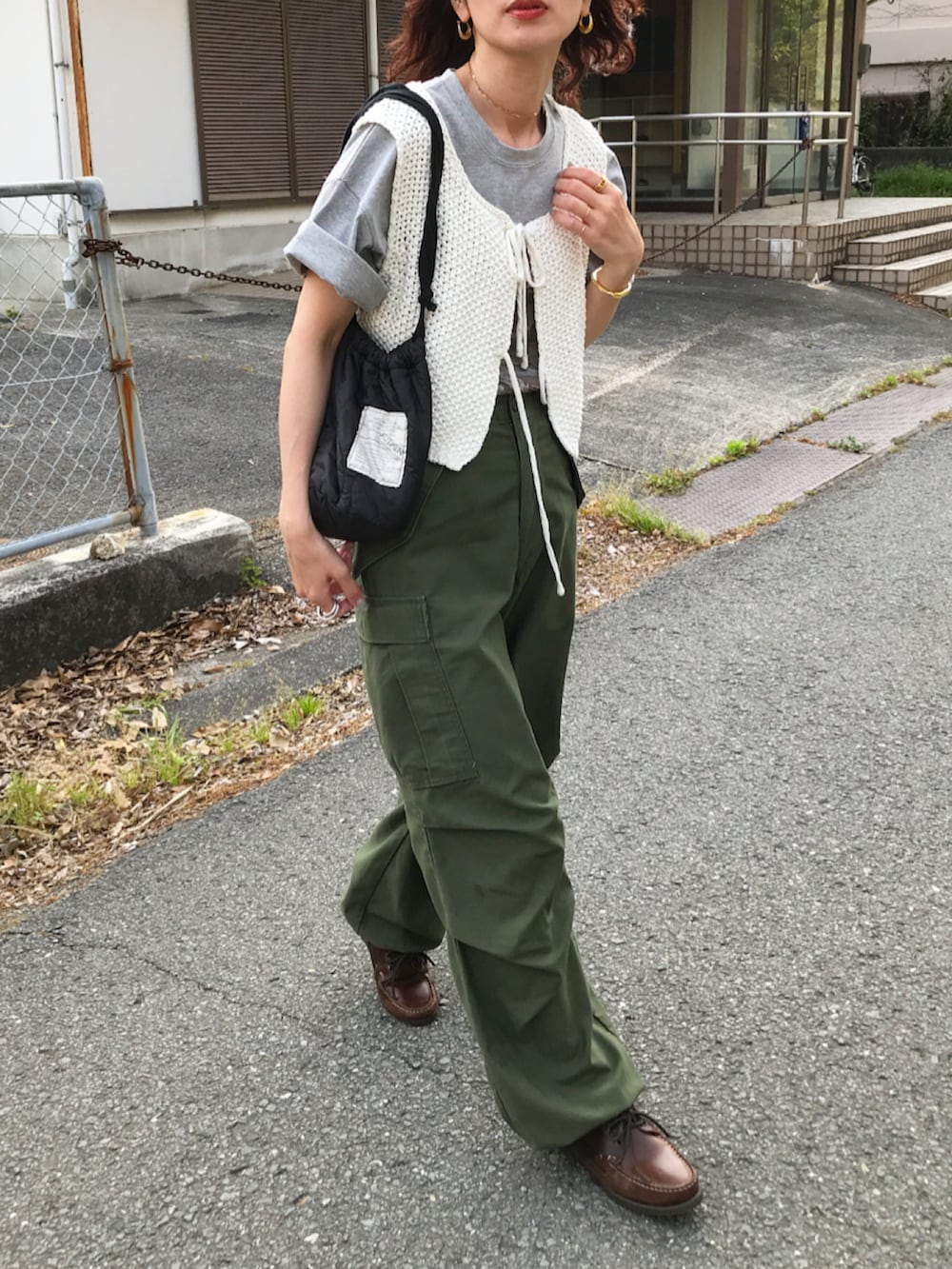 ホワイト系のベスト、グレー系のTシャツ/カットソー、グリーン系のカーゴパンツを着用したレディースの春コーディネートの3枚目の写真