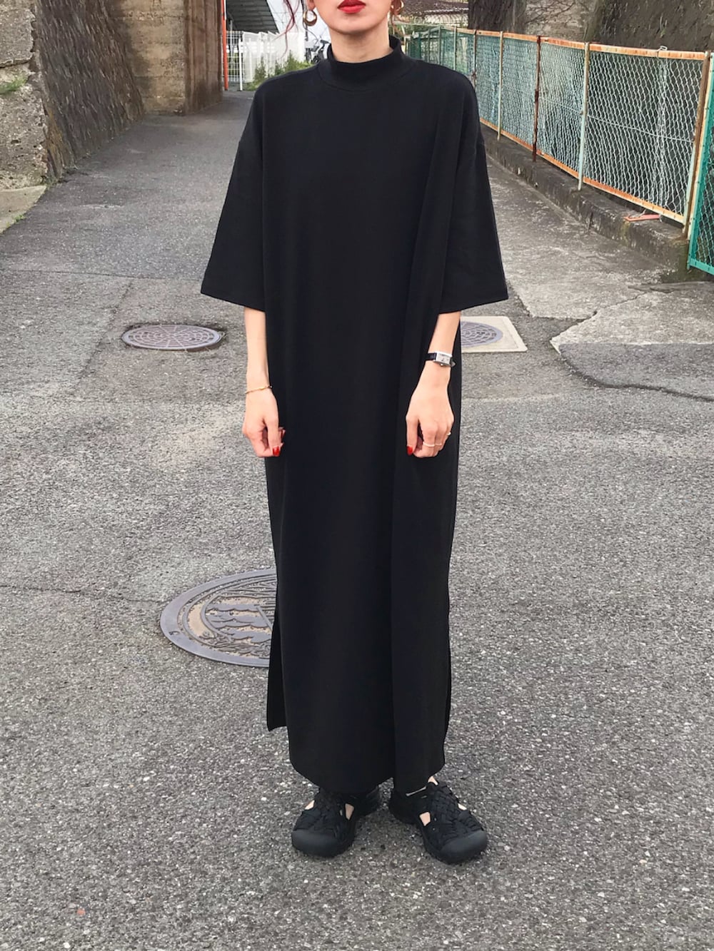 「休日スタイル、ワンピース、ブラックワンピース、スリット、クロップド丈、キルティングベスト、ベスト、ハーフスリーブ、ショルダーバッグ、バケットバッグ、UNIQLOU、UNIQLO、レザーサンダル、HYKE、ママコーデ」｜「kleeのアイテム（ワンピース/ドレス、ブラック系）」を使った、Kumika☆さん（レディース・158cm）の春コーディネートの2枚目の写真