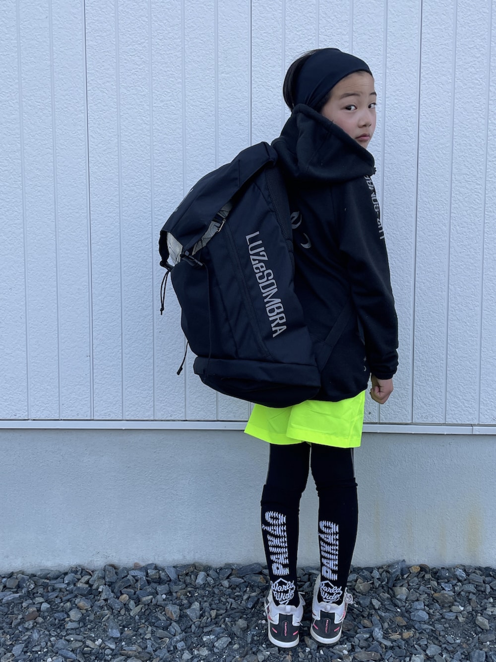 ホワイト系のスニーカー、イエロー系のパンツを着用したキッズの春コーディネートの3枚目の写真