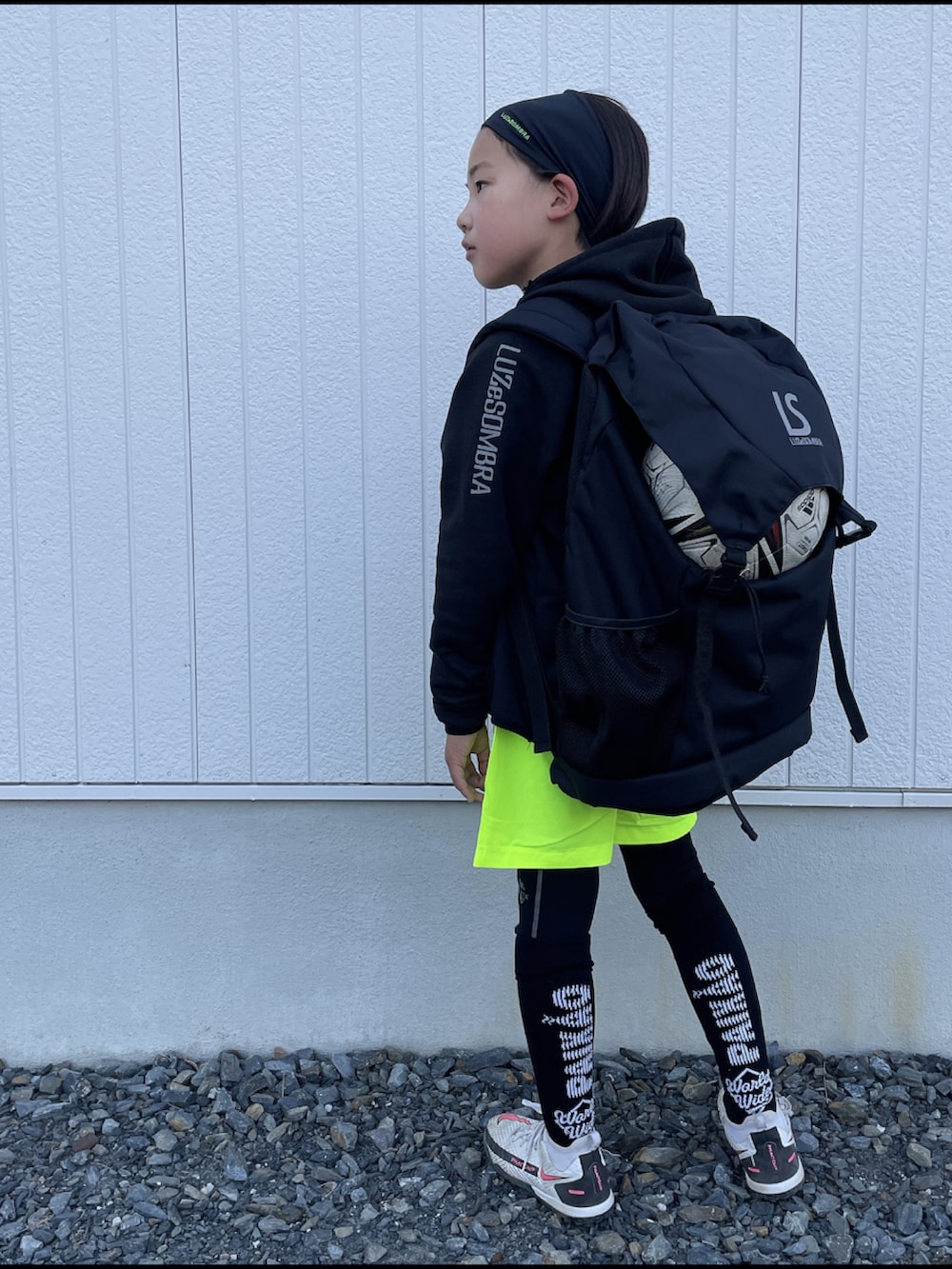 ホワイト系のスニーカー、イエロー系のパンツを着用したキッズの春コーディネートの2枚目の写真