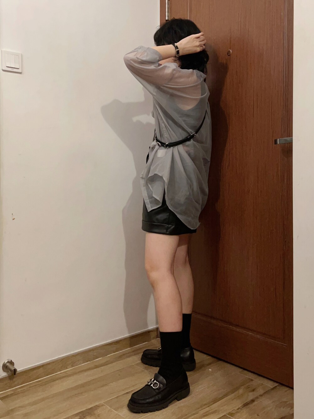 グレー系のシャツ/ブラウス、ブラック系のパンツ、ブラック系のその他シューズを着用したレディースの夏コーディネートの2枚目の写真