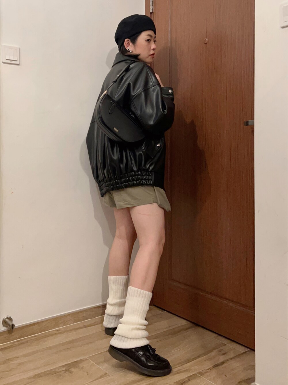 「ベレー帽、レザージャケット、ショートパンツ、ルーズソックス、仕事着、低身長、春服デビュー宣言、春服みてみて、いいね、save、フォローお願いします🤑、y2k」｜「GYDAのフェイクレザー BIGブルゾン（ブルゾン、ブラック系）」を使った、MoE さん（レディース・160cm）の春コーディネートの3枚目の写真