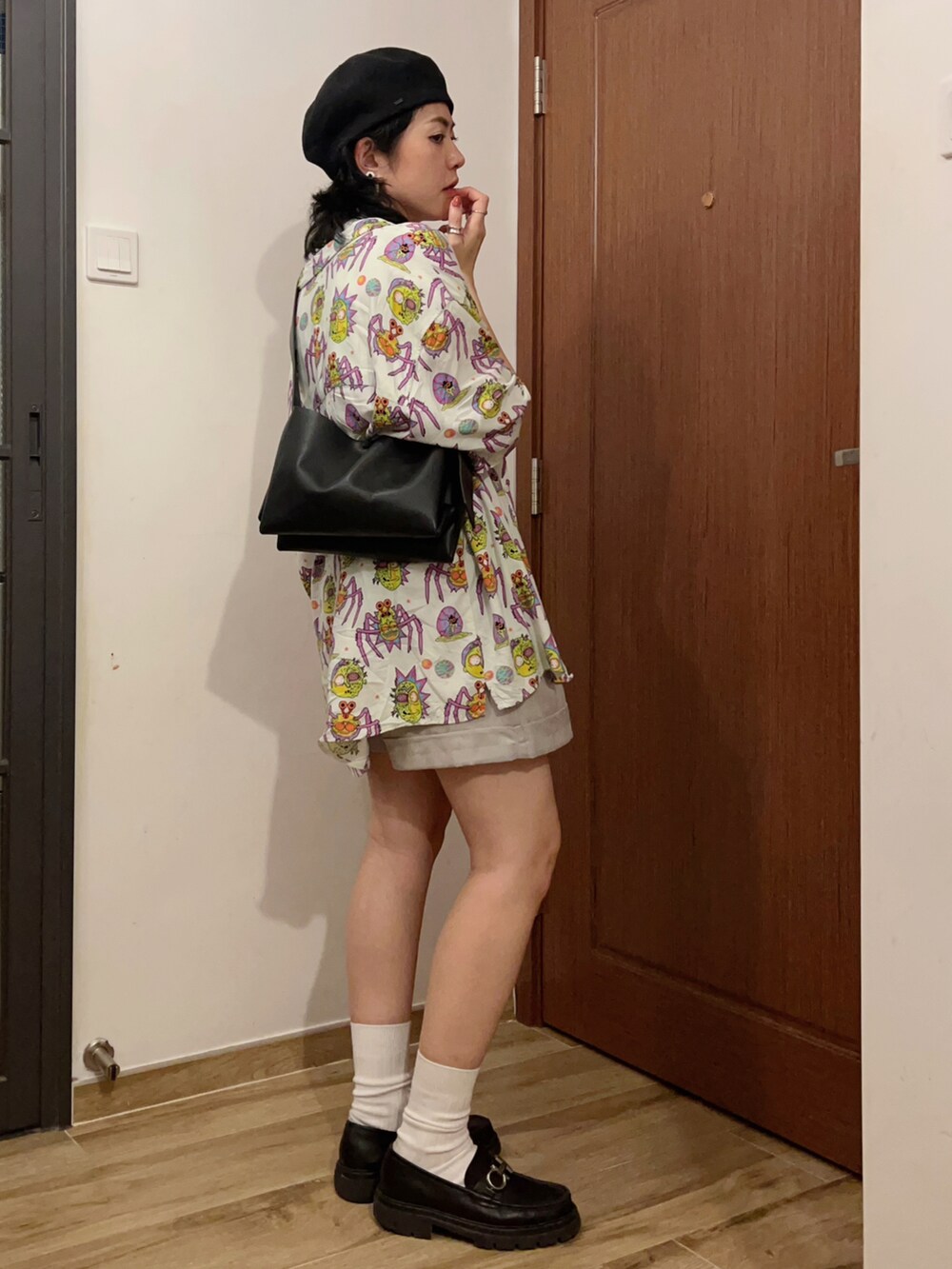 その他のシャツ/ブラウス、ベージュ系のパンツ、ブラック系のその他シューズを着用したレディースの夏コーディネートの4枚目の写真