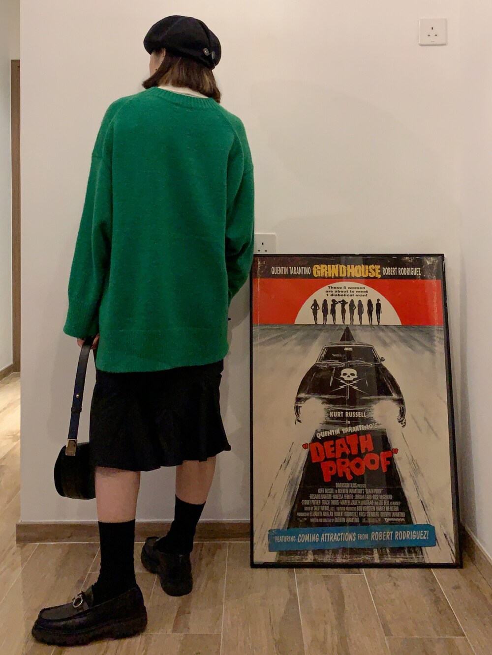 「緑、黒、ベレー帽、レザーバッグ、男物を着る女、仕事着、秋のコーデ、ootd」｜「LOWRYS FARMのカラークルーチュニックニットＬＳ　239443（ニット/セーター、グリーン系）」を使った、MoE さん（レディース・160cm）の冬コーディネートの2枚目の写真