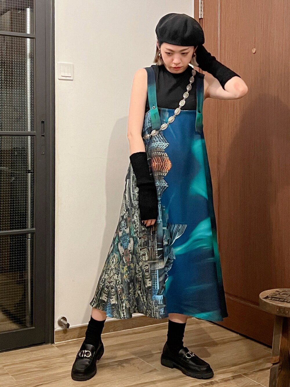 「ベレー帽、ドレス、アームウォーマー、緑、シンプルコーデ、オトナ女子、低身長コーデ、秋コーデ、秋ルック紹介するよ、ootd」｜「ZARAのアイテム（タンクトップ、ブラック系）」を使った、MoE さん（レディース・160cm）の秋コーディネートの2枚目の写真