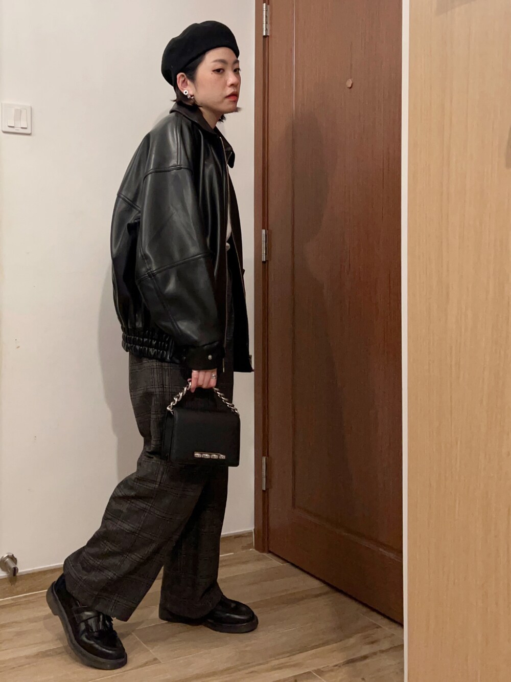 「ベレー帽、レザージャケット、ローファー、チェック、黒、低身長コーデ、オトナ女子、春服コーデ、仕事着、カメラ女子」|「GUのベルト付きワイドパンツ(チェク)(パンツ、ブラウン系)」を使った、MoE さん(レディース・160cm)の冬コーディネートの3枚目の写真