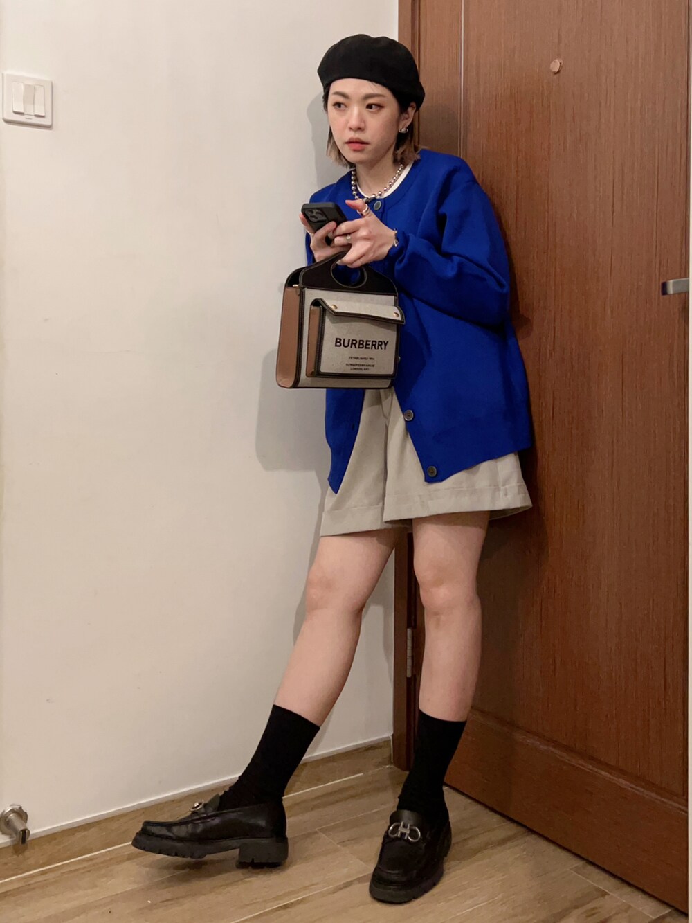 ブルー系のカーディガン/ボレロ、ベージュ系のパンツ、ブラック系のその他シューズを着用したレディースの冬コーディネートの2枚目の写真