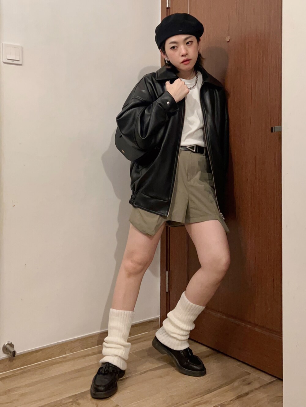 「ベレー帽、レザージャケット、ショートパンツ、ルーズソックス、仕事着、低身長、春服デビュー宣言、春服みてみて、いいね、save、フォローお願いします🤑、y2k」｜「GYDAのフェイクレザー BIGブルゾン（ブルゾン、ブラック系）」を使った、MoE さん（レディース・160cm）の春コーディネートの2枚目の写真