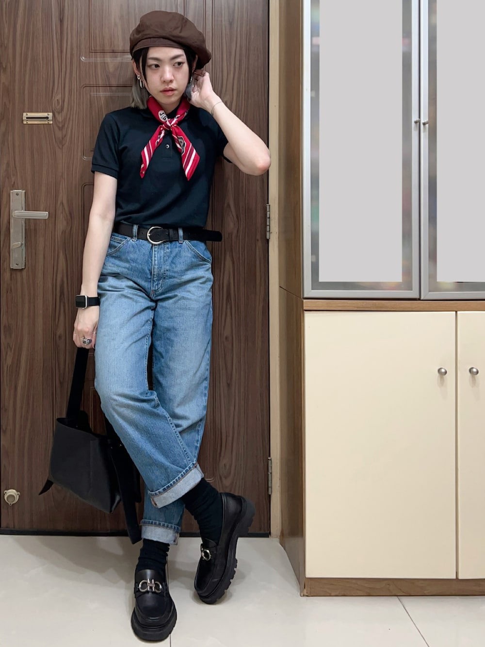 ブラック系のショルダーバッグ、ブルー系のデニムパンツ、ブラック系のその他シューズを着用したレディースの夏コーディネートの2枚目の写真