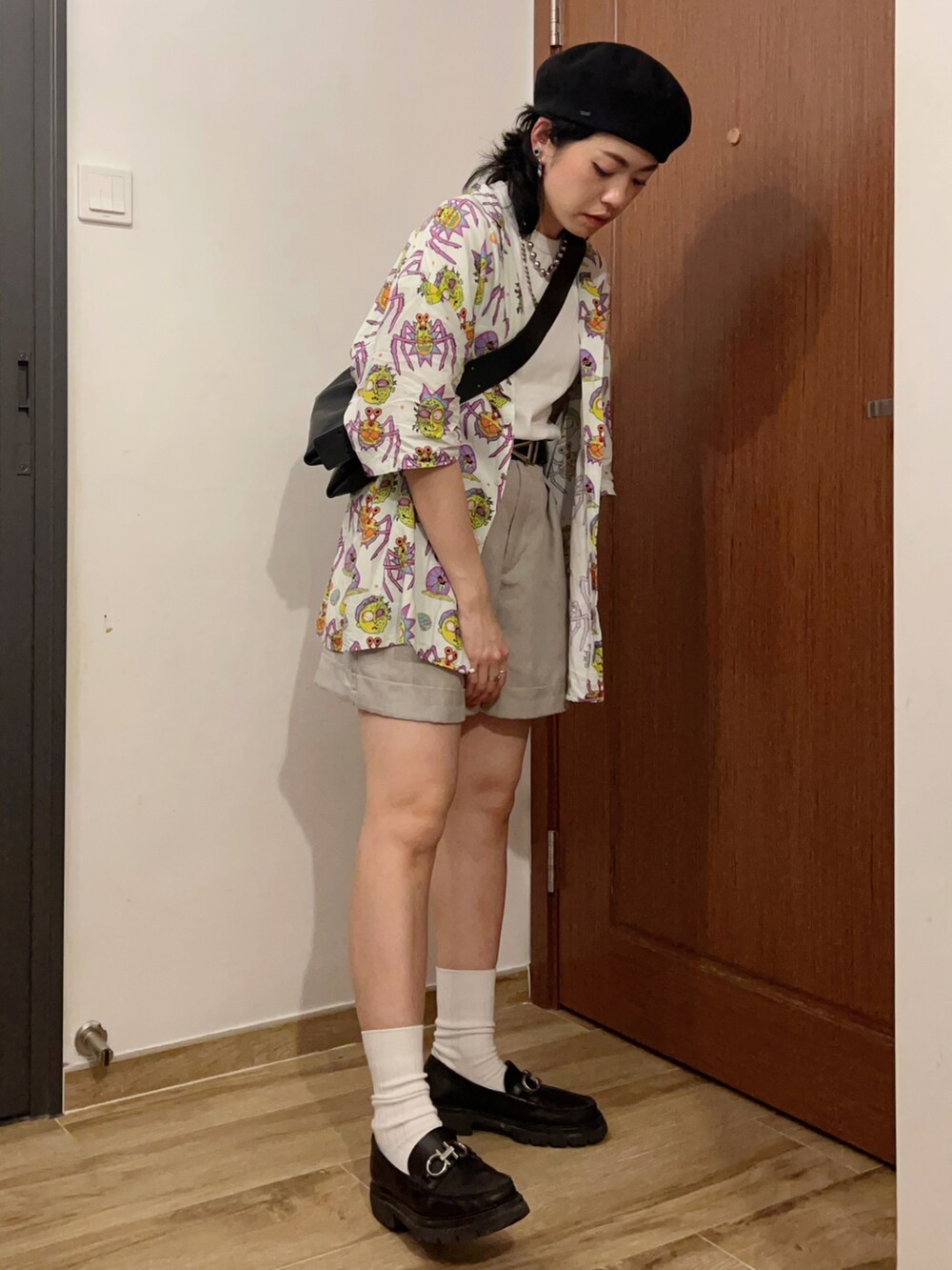 その他のシャツ/ブラウス、ベージュ系のパンツ、ブラック系のその他シューズを着用したレディースの夏コーディネートの3枚目の写真