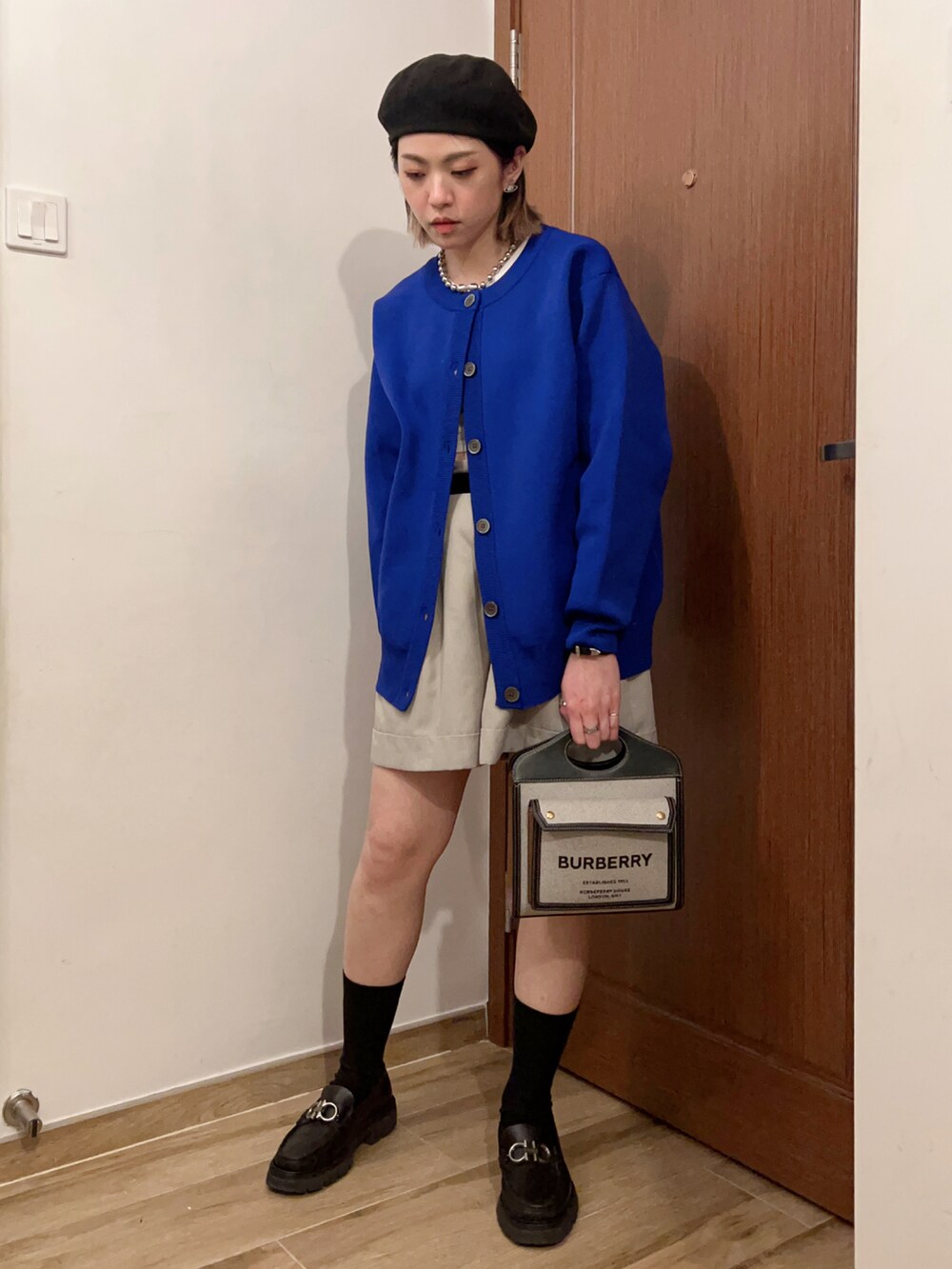 ブルー系のカーディガン/ボレロ、ベージュ系のパンツ、ブラック系のその他シューズを着用したレディースの冬コーディネートの3枚目の写真