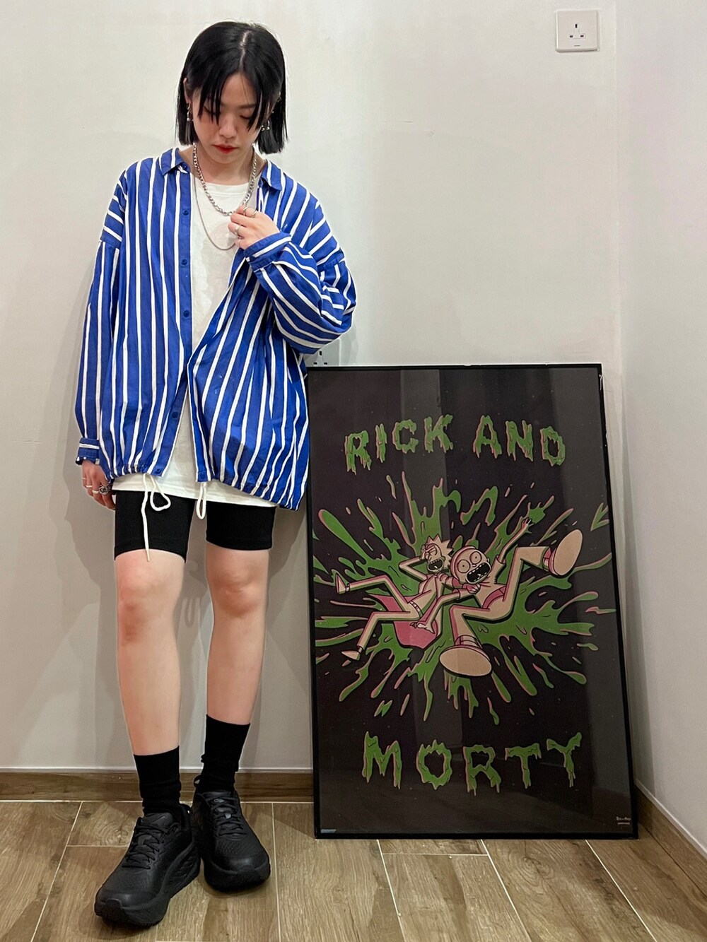 ブルー系のシャツ/ブラウス、ブラック系のパンツ、ブラック系のスニーカーを着用したレディースの春コーディネートの2枚目の写真