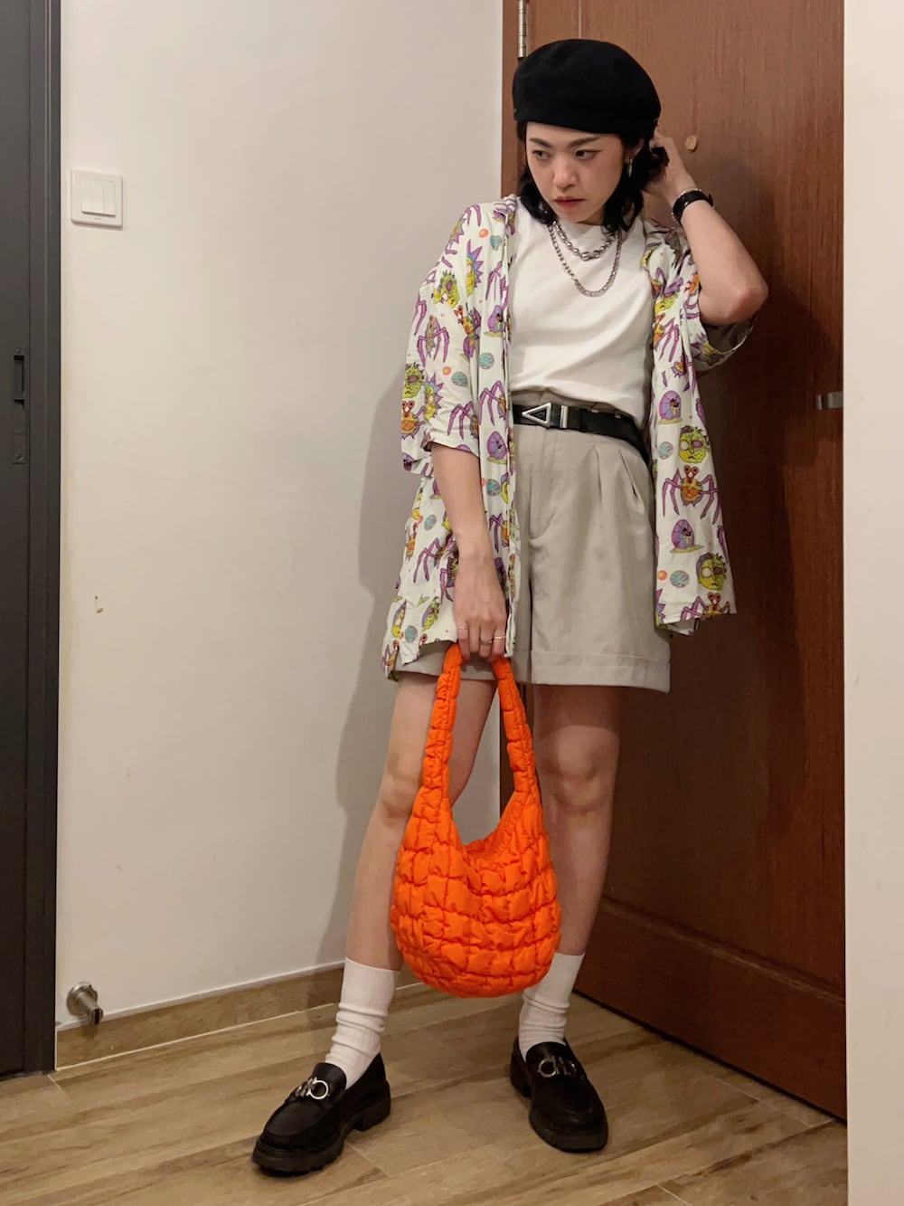 その他のシャツ/ブラウス、ベージュ系のパンツ、ブラック系のその他シューズを着用したレディースの夏コーディネートの2枚目の写真