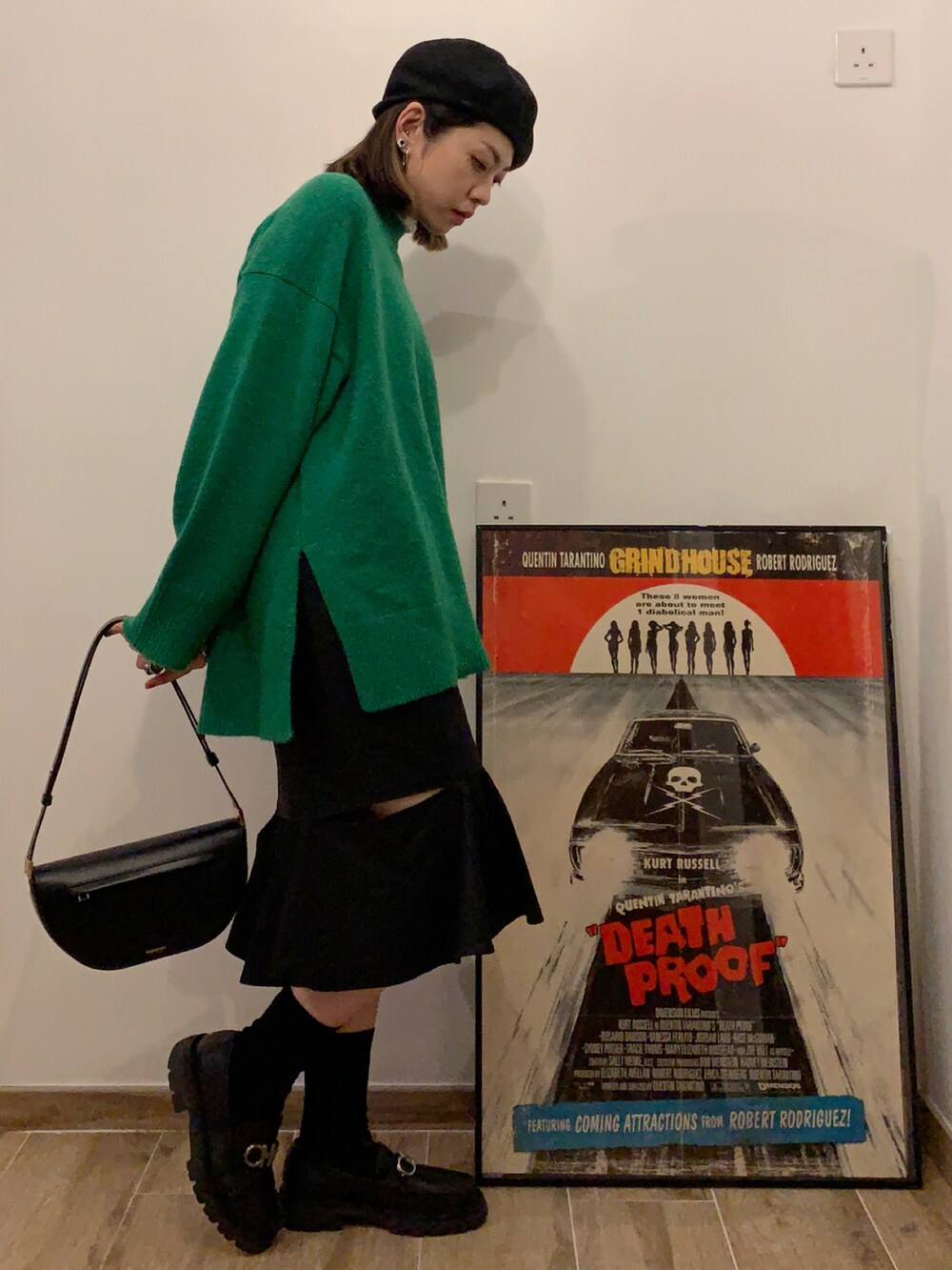 「緑、黒、ベレー帽、レザーバッグ、男物を着る女、仕事着、秋のコーデ、ootd」｜「LOWRYS FARMのカラークルーチュニックニットＬＳ　239443（ニット/セーター、グリーン系）」を使った、MoE さん（レディース・160cm）の冬コーディネートの3枚目の写真