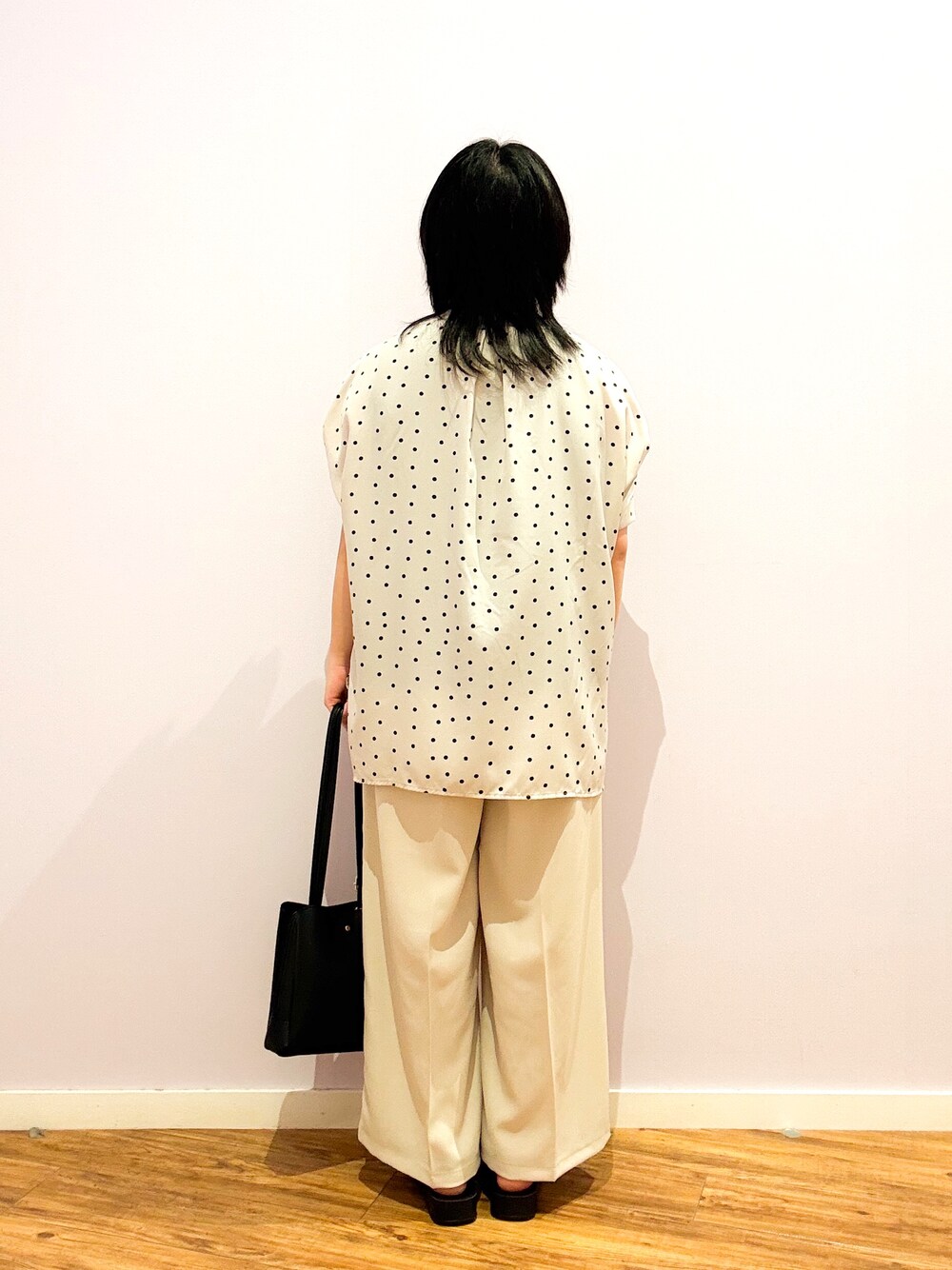 ベージュ系のシャツ/ブラウス、グリーン系のその他パンツ、ブラック系のサンダルを着用したレディースの夏コーディネートの3枚目の写真