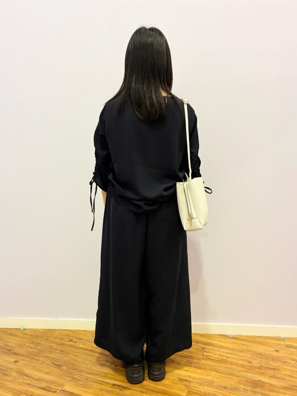 ブルー系のシャツ/ブラウス、ブルー系のその他パンツ、シルバー系のネックレスを着用したレディースの春コーディネートの3枚目の写真