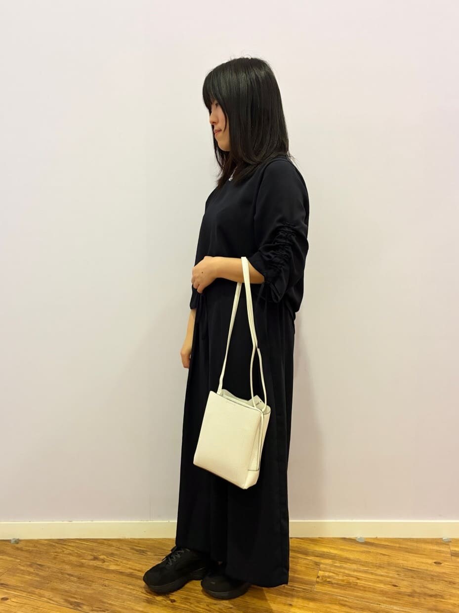 ブルー系のシャツ/ブラウス、ブルー系のその他パンツ、シルバー系のネックレスを着用したレディースの春コーディネートの2枚目の写真