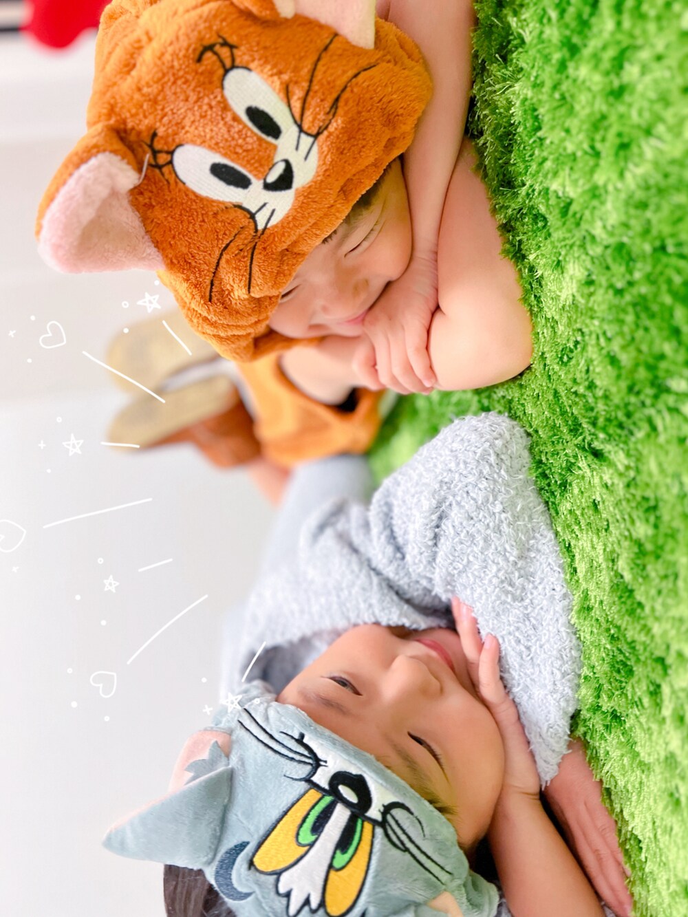 グレー系のルームウェア/パジャマを着用したキッズの秋コーディネートの3枚目の写真