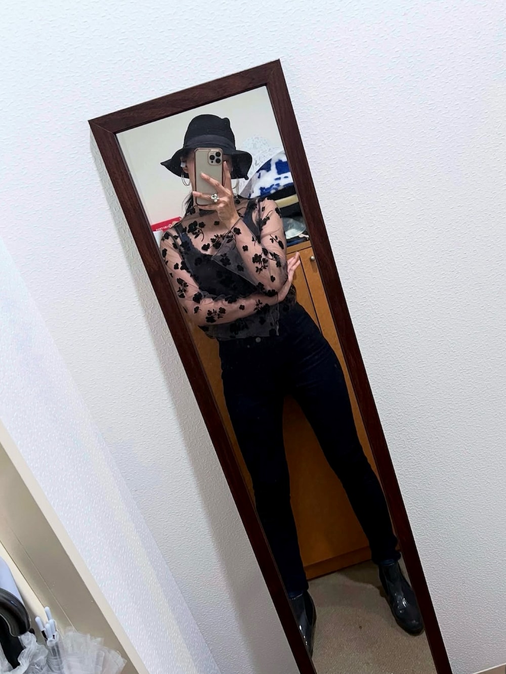 ブラック系のトップス、ブルー系のその他アウター、ブラック系のデニムパンツを着用したレディースの秋コーディネートの2枚目の写真