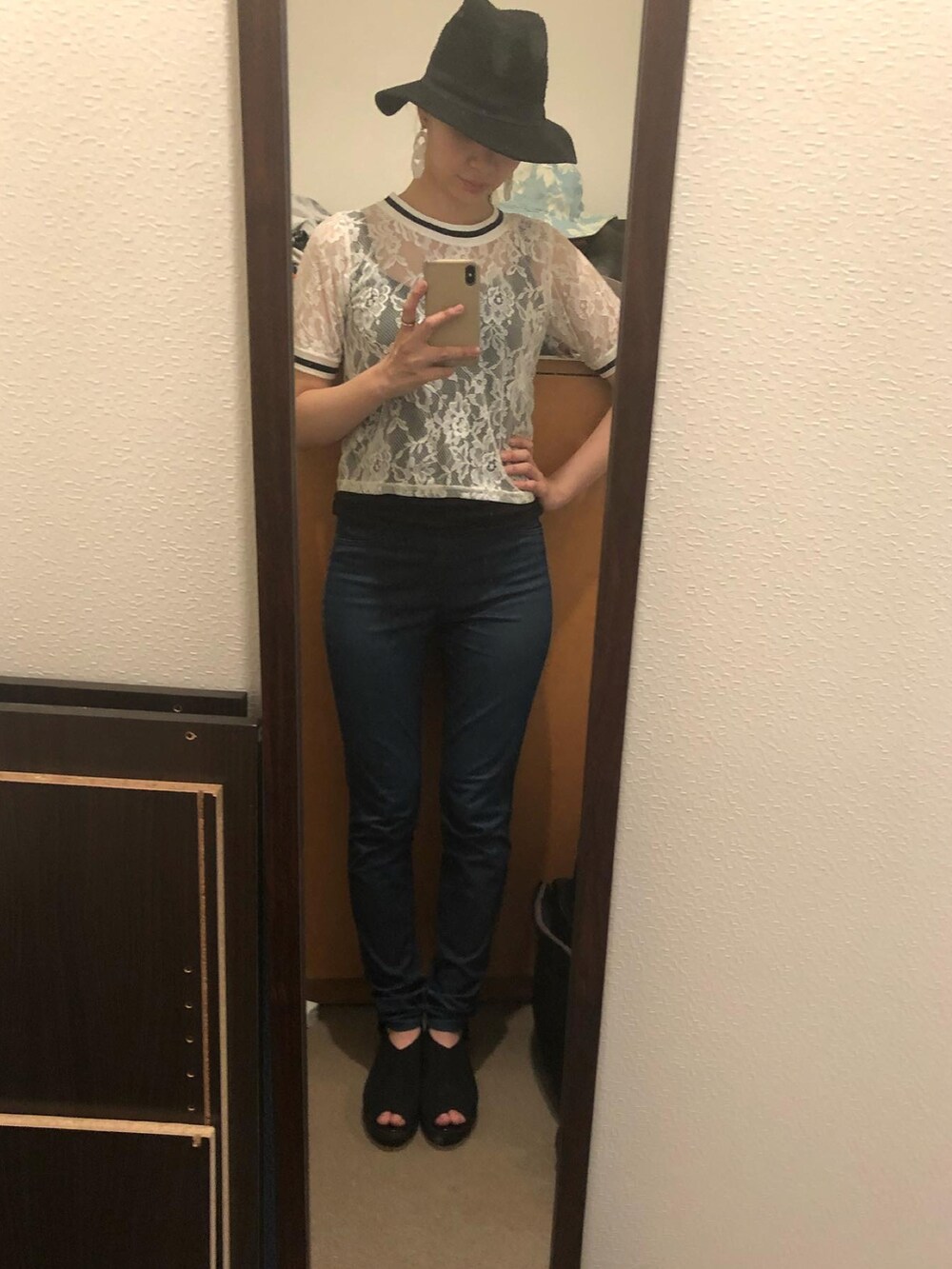 ホワイト系のトップス、ブルー系のその他アウター、ブラック系のバッグを着用したレディースの冬コーディネートの2枚目の写真