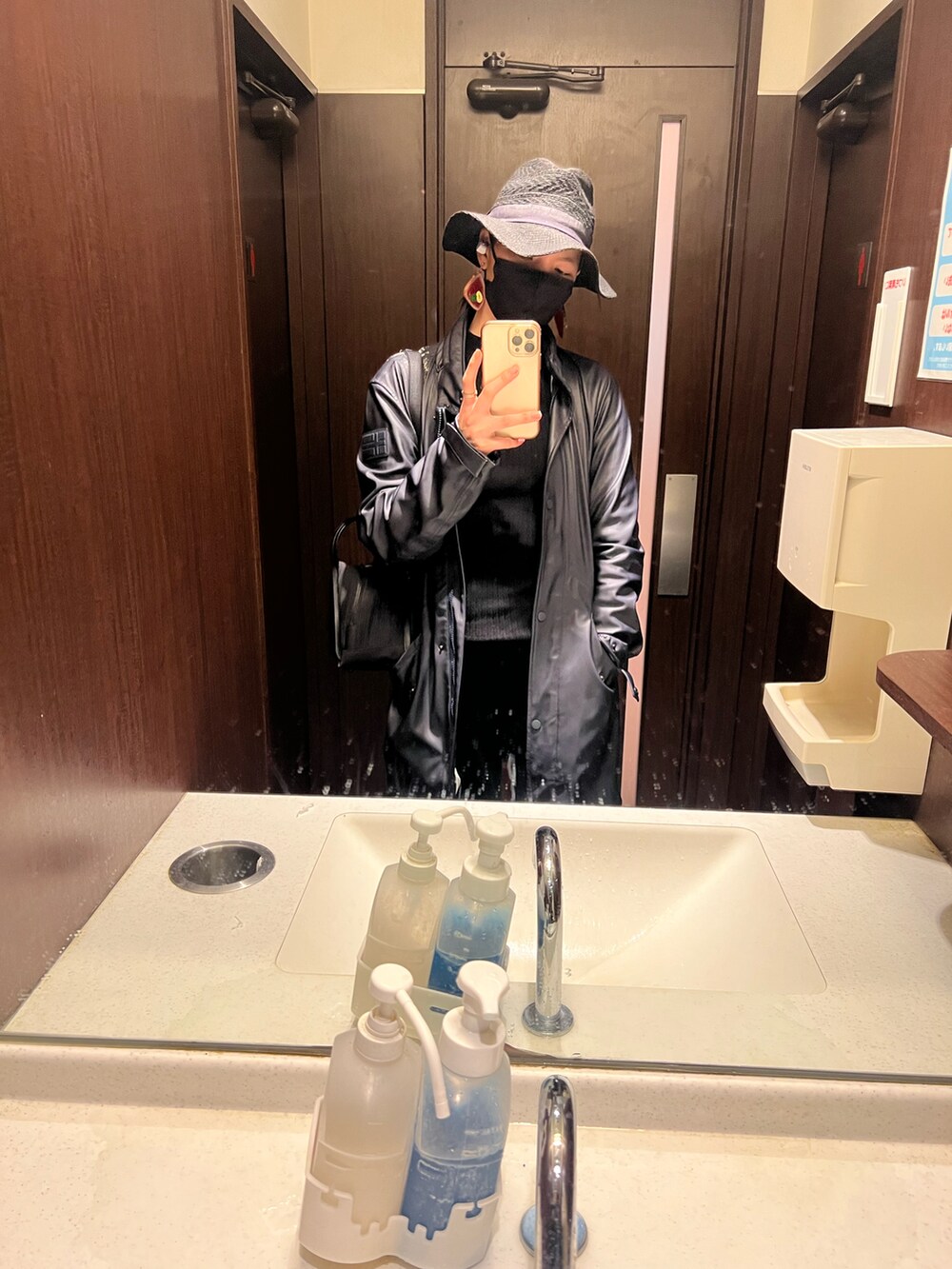 レッド系のイヤリングを着用したレディースの秋コーディネートの3枚目の写真