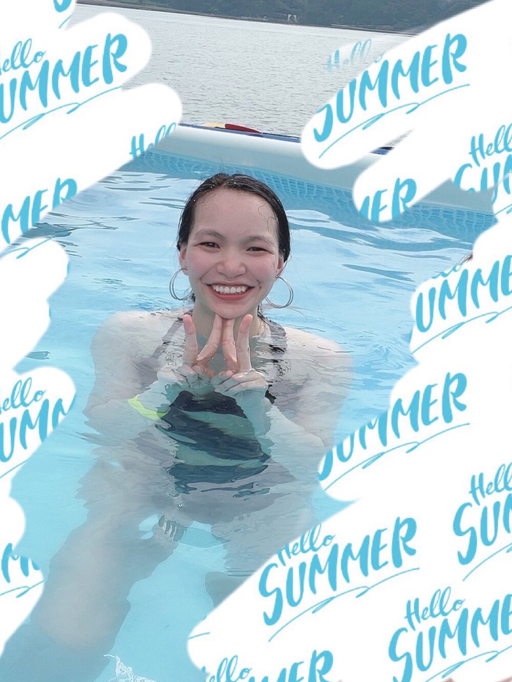 ブラック系の水着、シルバー系のイヤリングを着用したレディースの夏コーディネートの2枚目の写真