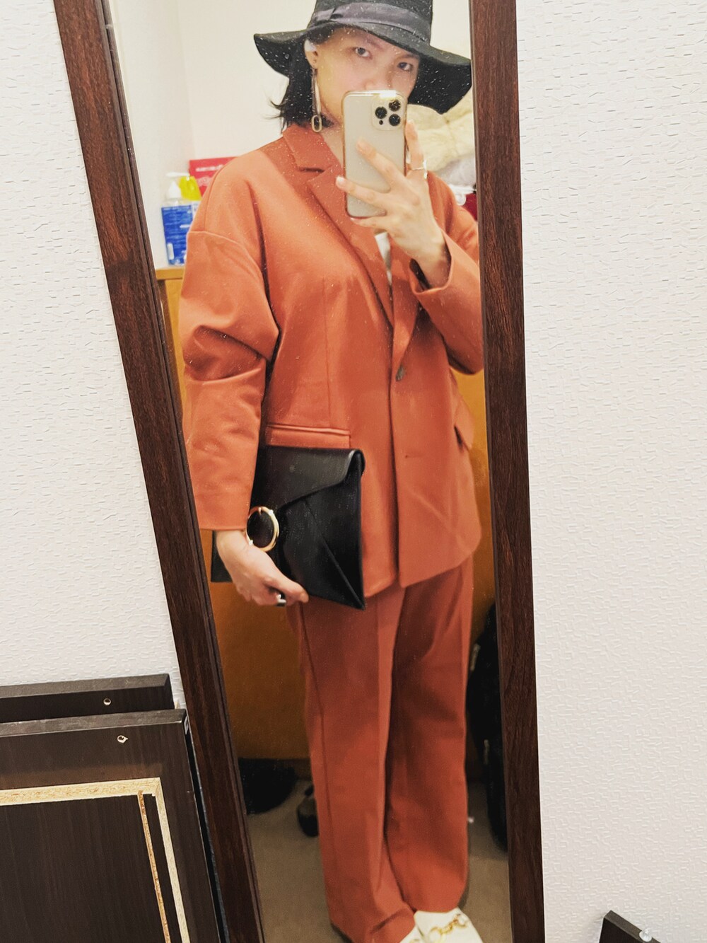 オレンジ系のテーラードジャケット、オレンジ系のその他パンツ、ホワイト系のその他シューズを着用したレディースの春コーディネートの2枚目の写真