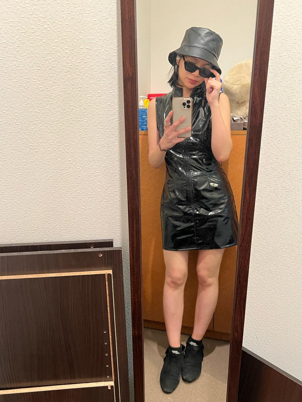 ブラック系のドレス、ブラック系のシューズ、ブラック系のハットを着用したレディースの春コーディネートの2枚目の写真