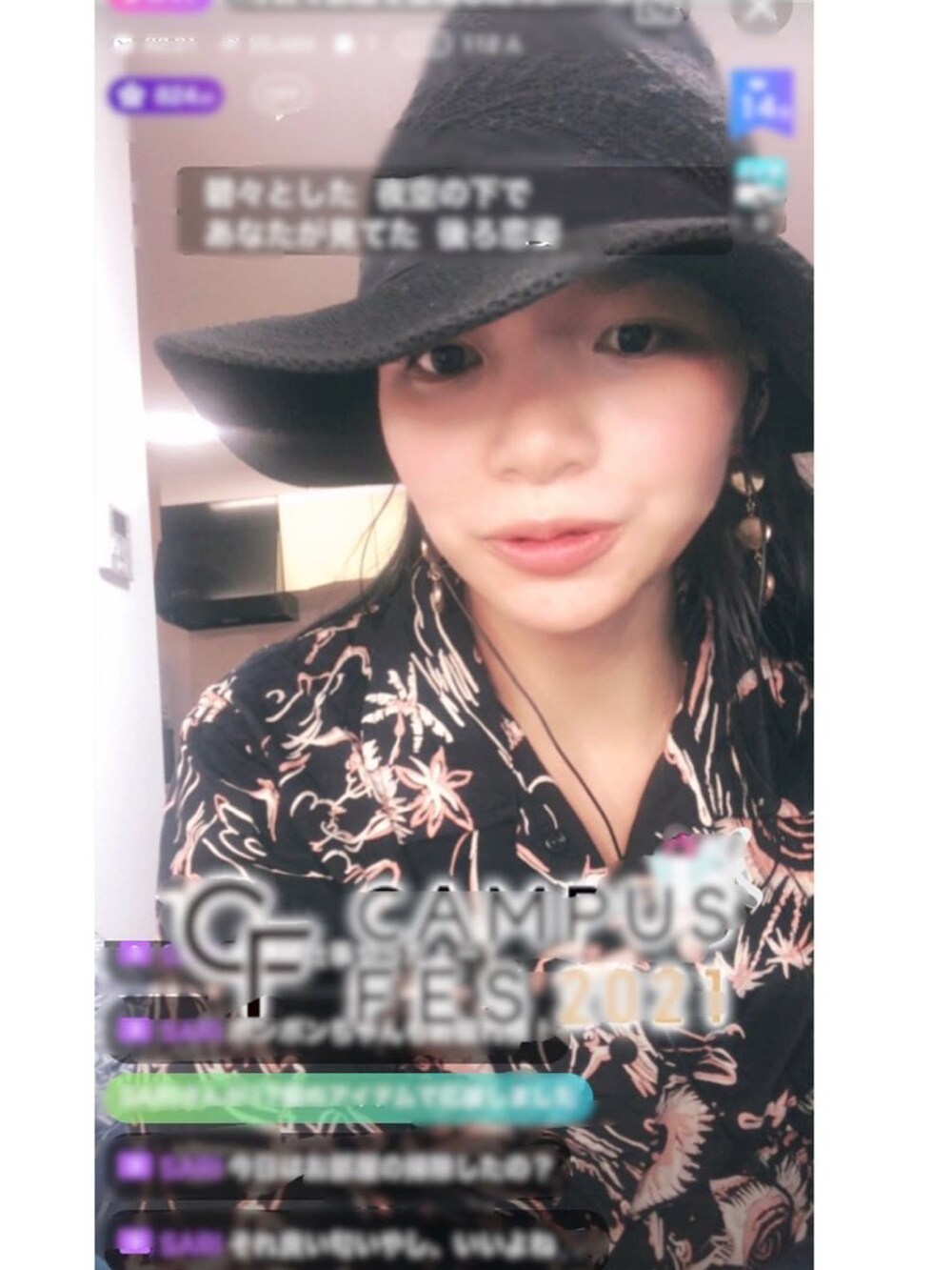 ブラック系のブルゾン、ブラック系のハット、ゴールド系のイヤリングを着用したレディースの春コーディネートの2枚目の写真