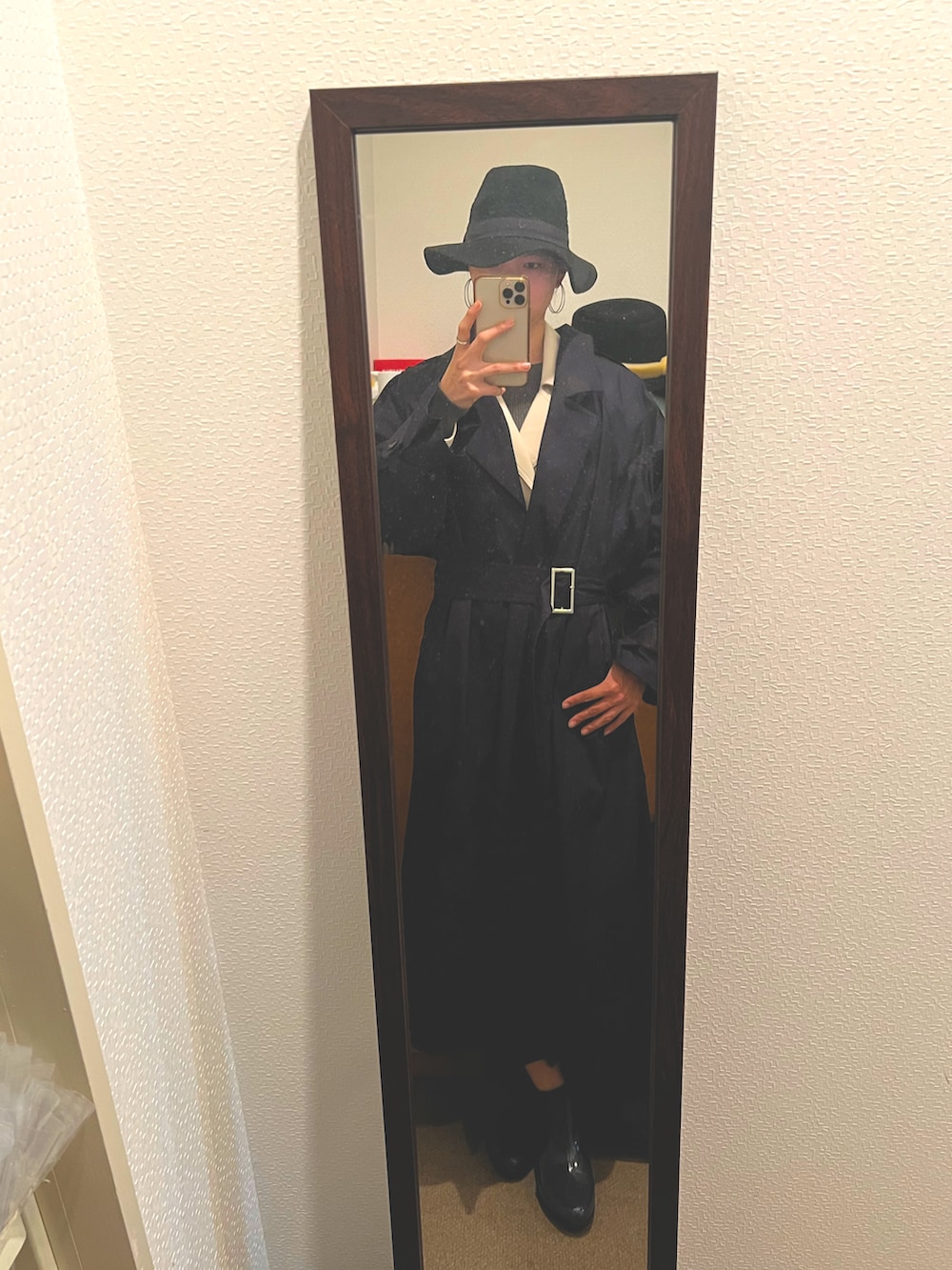 グレー系のワンピース/ドレス、ホワイト系のその他アウター、ブラック系のブーツを着用したレディースの秋コーディネートの3枚目の写真